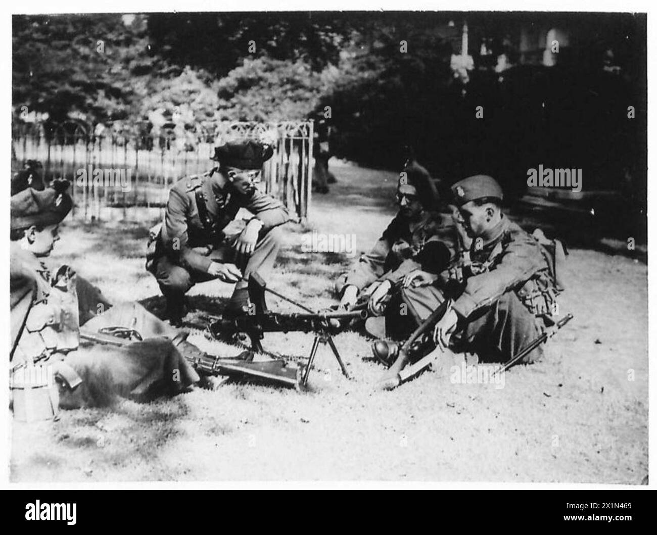 ADDESTRAMENTO IRLANDESE A LONDRA IN INGHILTERRA - addestramento irlandese a Londra con cannoni Bren negli spazi aperti intorno a Victoria, British Army Foto Stock