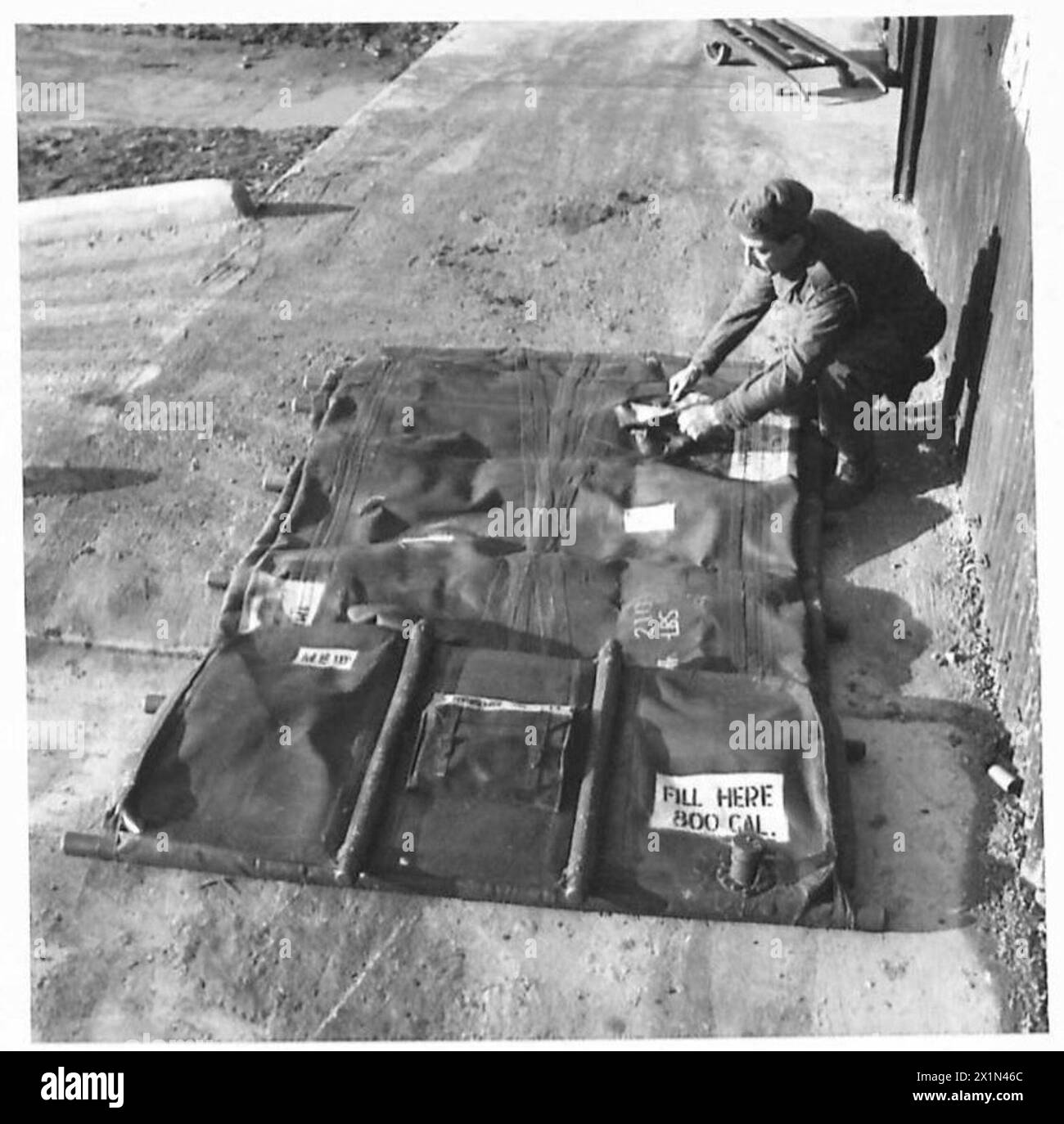 Vista generale di un serbatoio di benzina portatile in tessuto da 800 litri utilizzato dall'esercito britannico per lo stoccaggio del carburante. Foto Stock