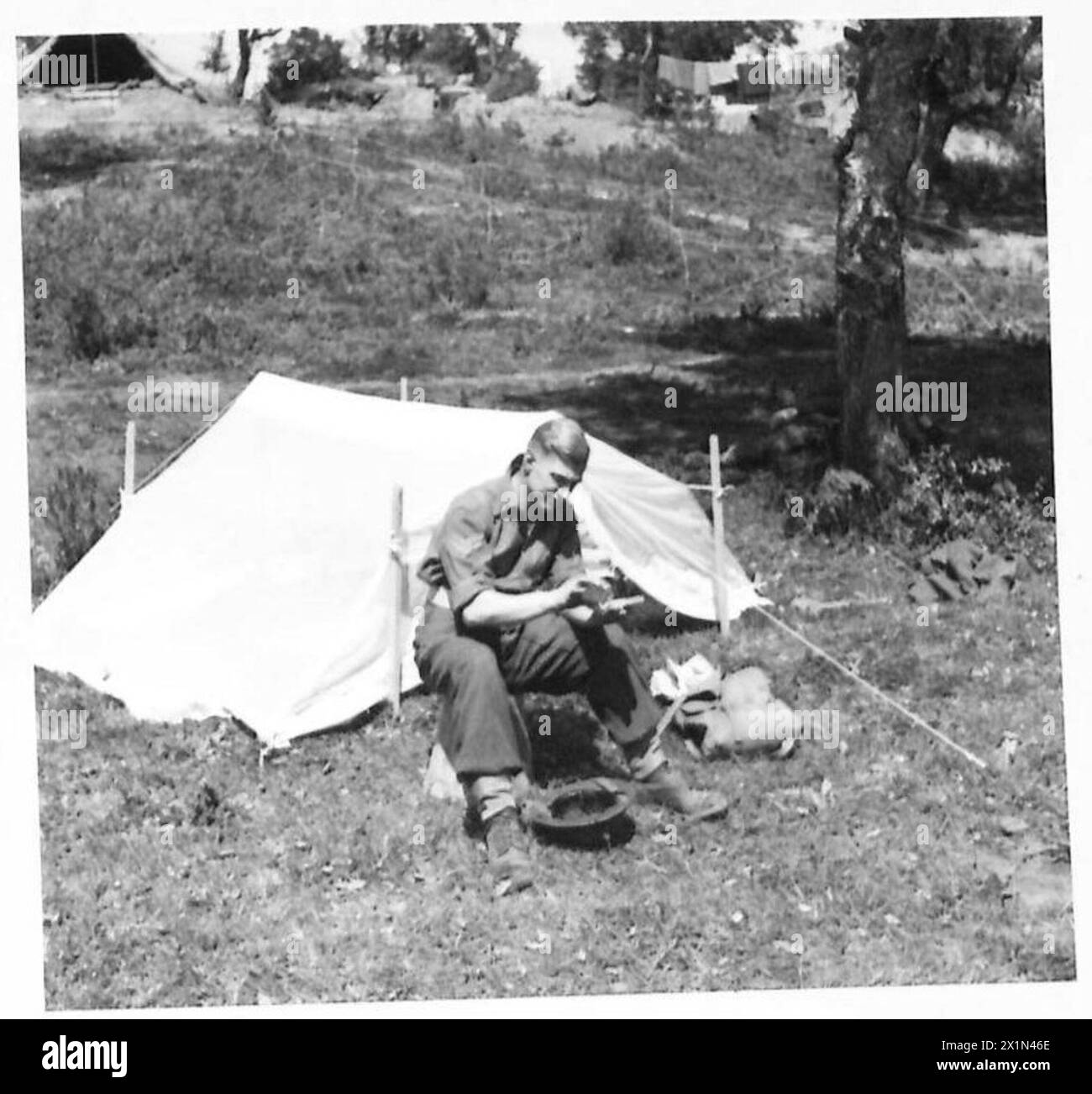 Alla testa di ponte di Anzio, le truppe della Quinta Armata applicano crema antizanzare e "scat" alla pelle esposta come misura preventiva contro la malaria, British Army. Foto Stock