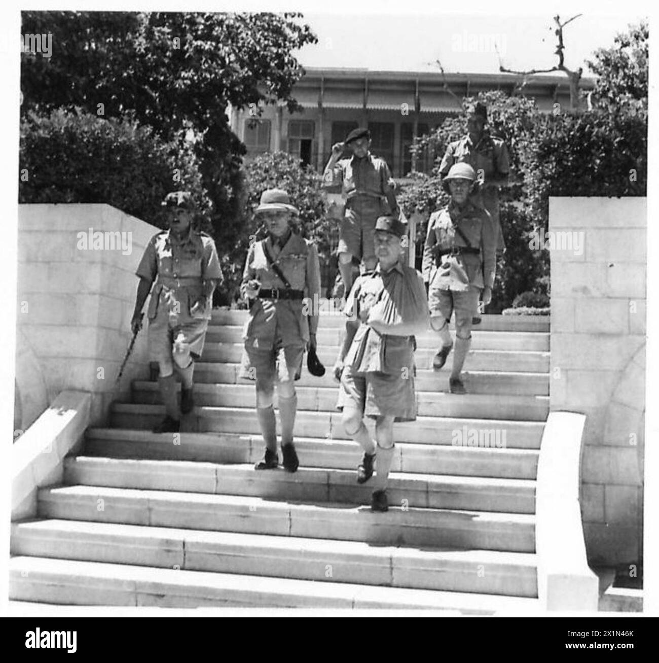 I generali Catroux, le Gentilhomme e il colonnello Collet discendono i gradini della Government House dopo la caduta di Damasco durante le operazioni dell'esercito britannico. Foto Stock
