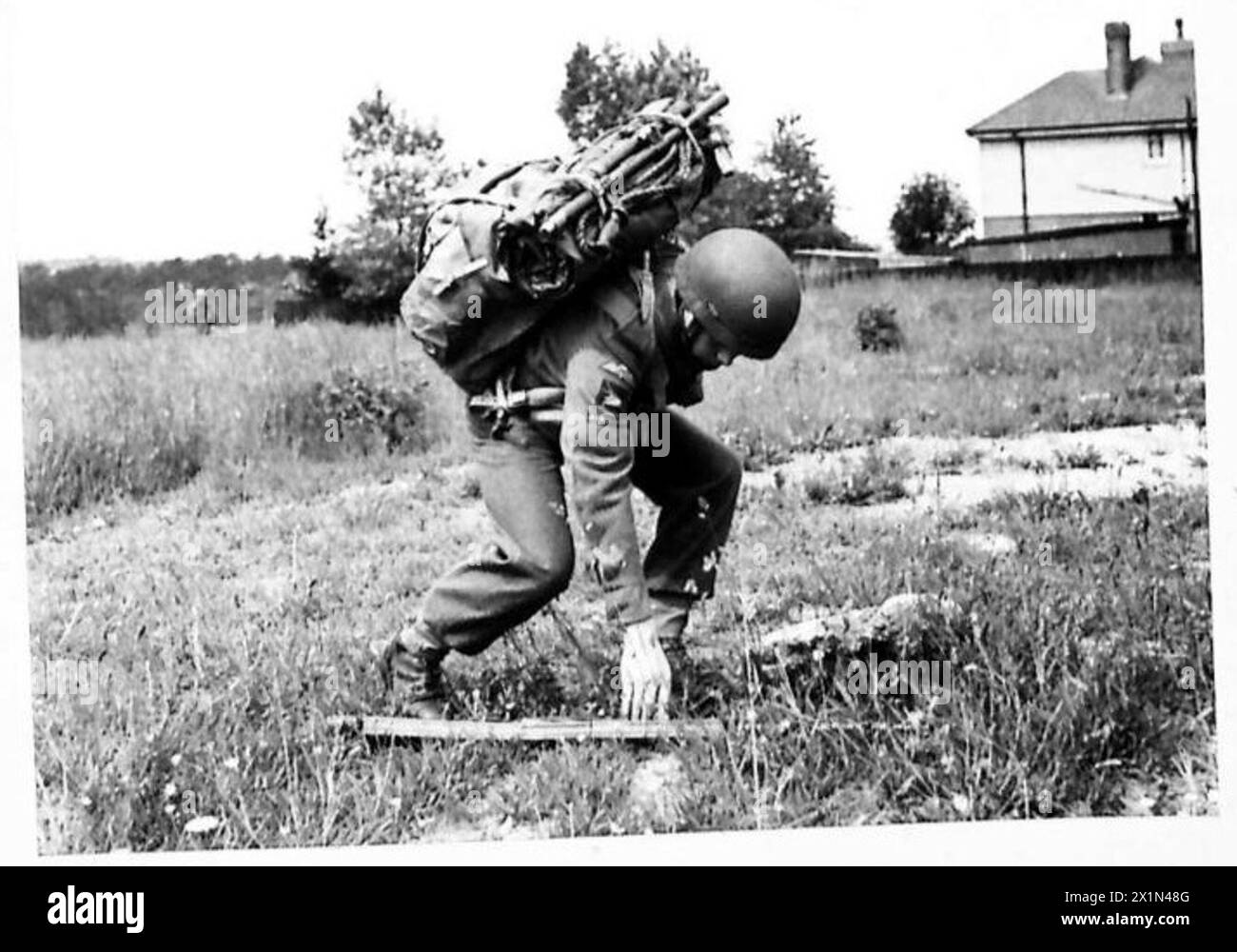 Private Stead trasporta un carico pesante durante una lunga escursione come parte del suo addestramento paracadutista nell'esercito britannico. Foto Stock