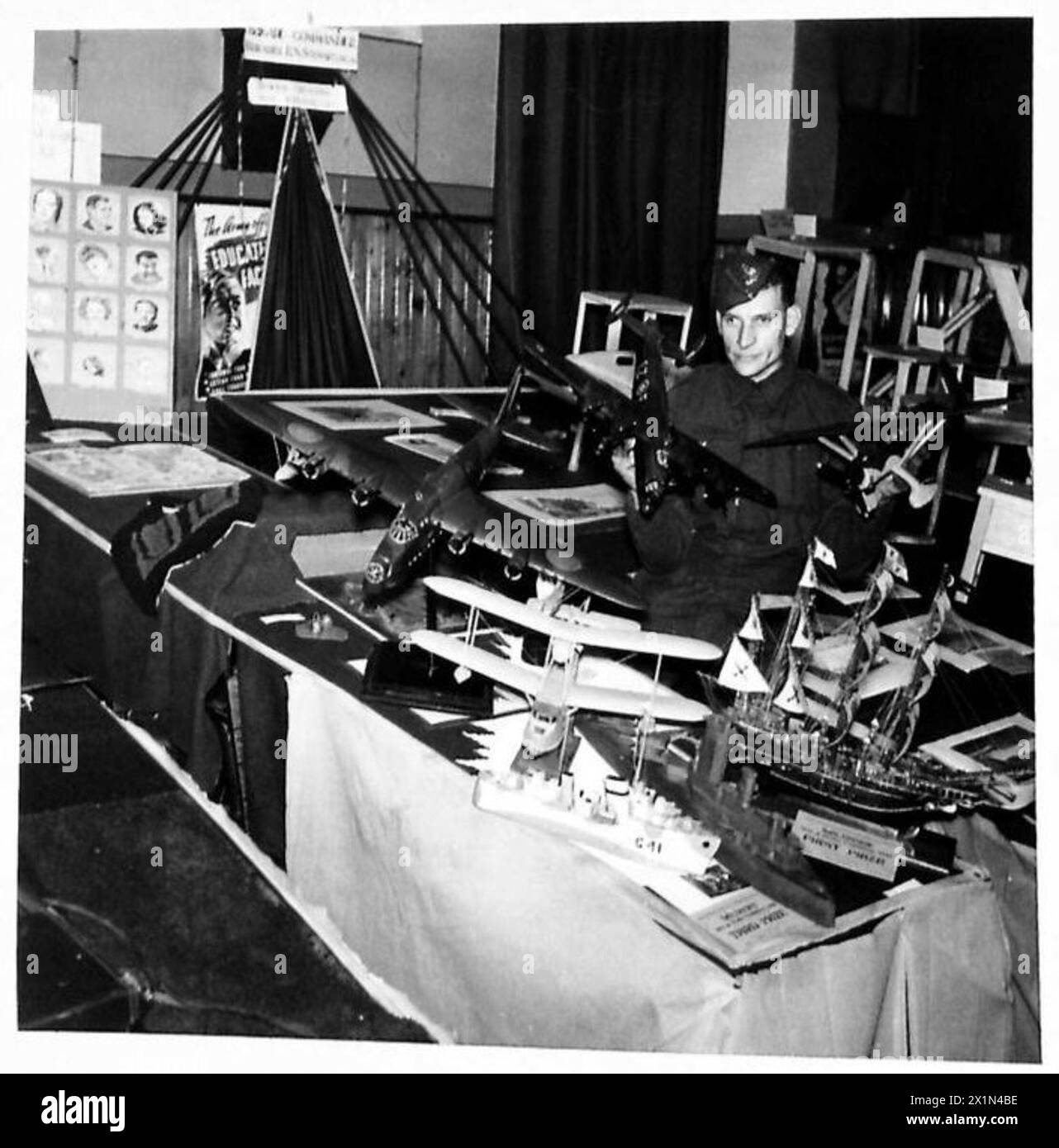 Un cannoniere espone due modellini di aeroplani che ha costruito in una mostra d'arte e artigianato alle Orcadi, British Army. Foto Stock