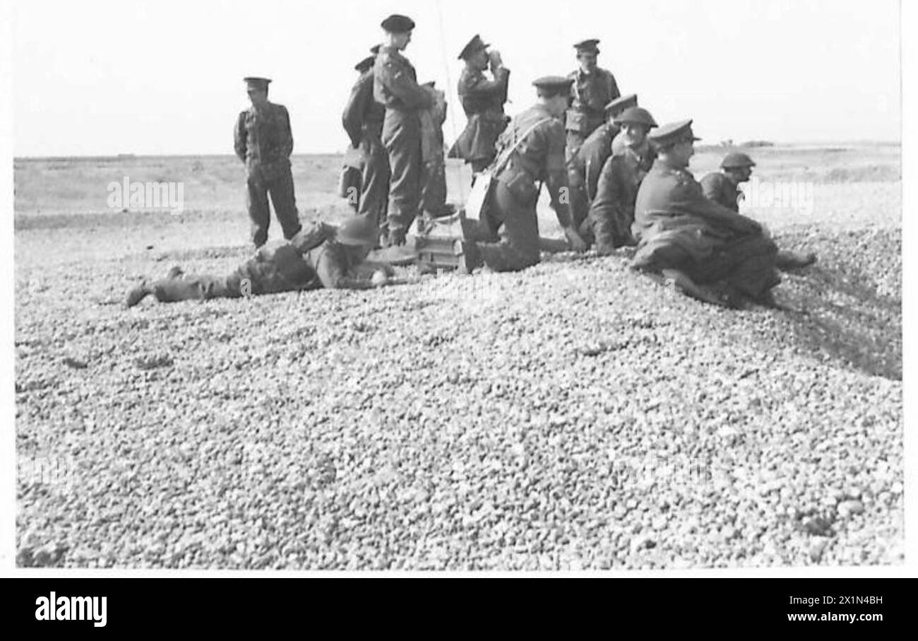 Gli ufficiali dell'esercito britannico osservano un esercizio combinato, rivedendo le manovre tattiche e il coordinamento tra le unità in un ambiente di addestramento controllato. Foto Stock