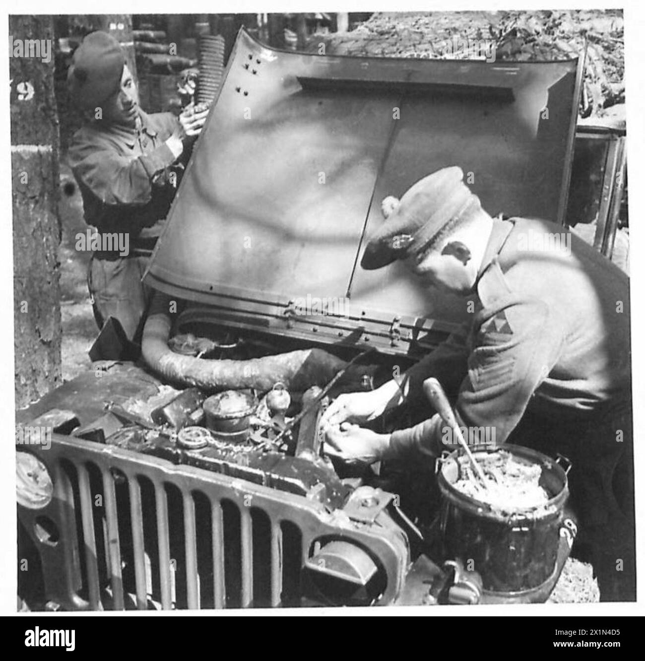 Il personale dell'esercito britannico esegue impermeabilizzazione su un motore Jeep come parte dei preparativi per le operazioni sul secondo fronte durante la seconda guerra mondiale Foto Stock