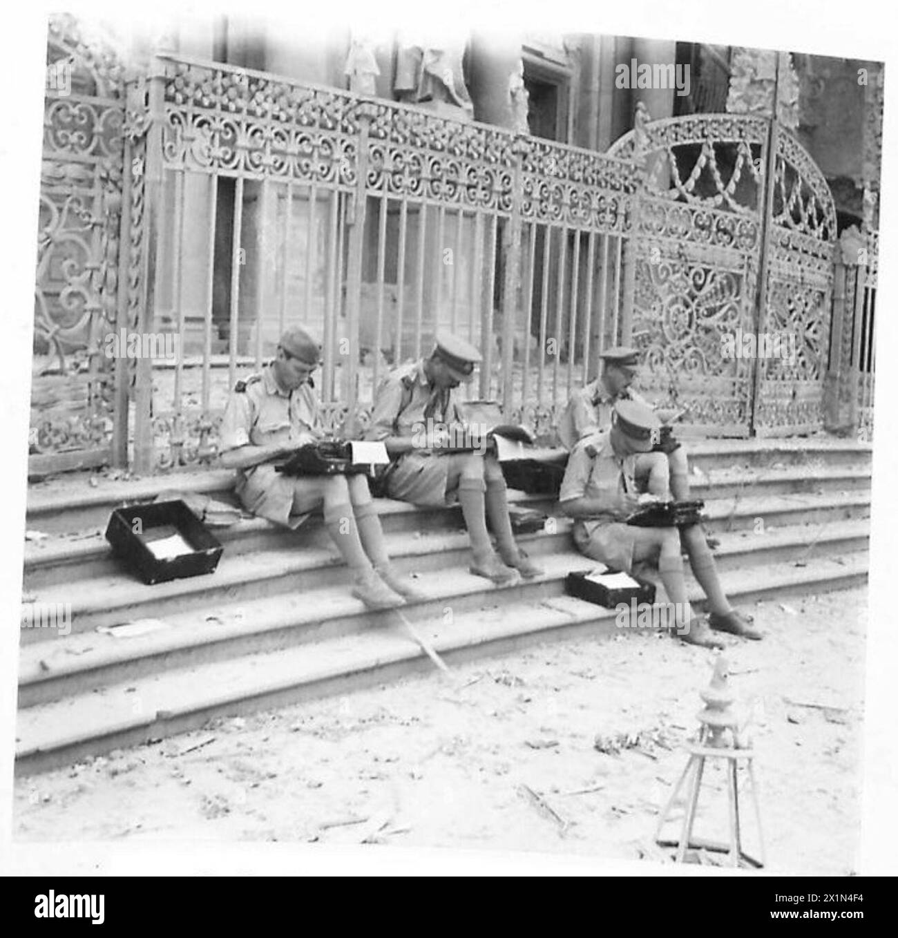 Corrispondenti di guerra dell'VIII Armata scrivono i loro primi dispacci da Catania mentre coprono le operazioni militari, l'esercito britannico. Foto Stock