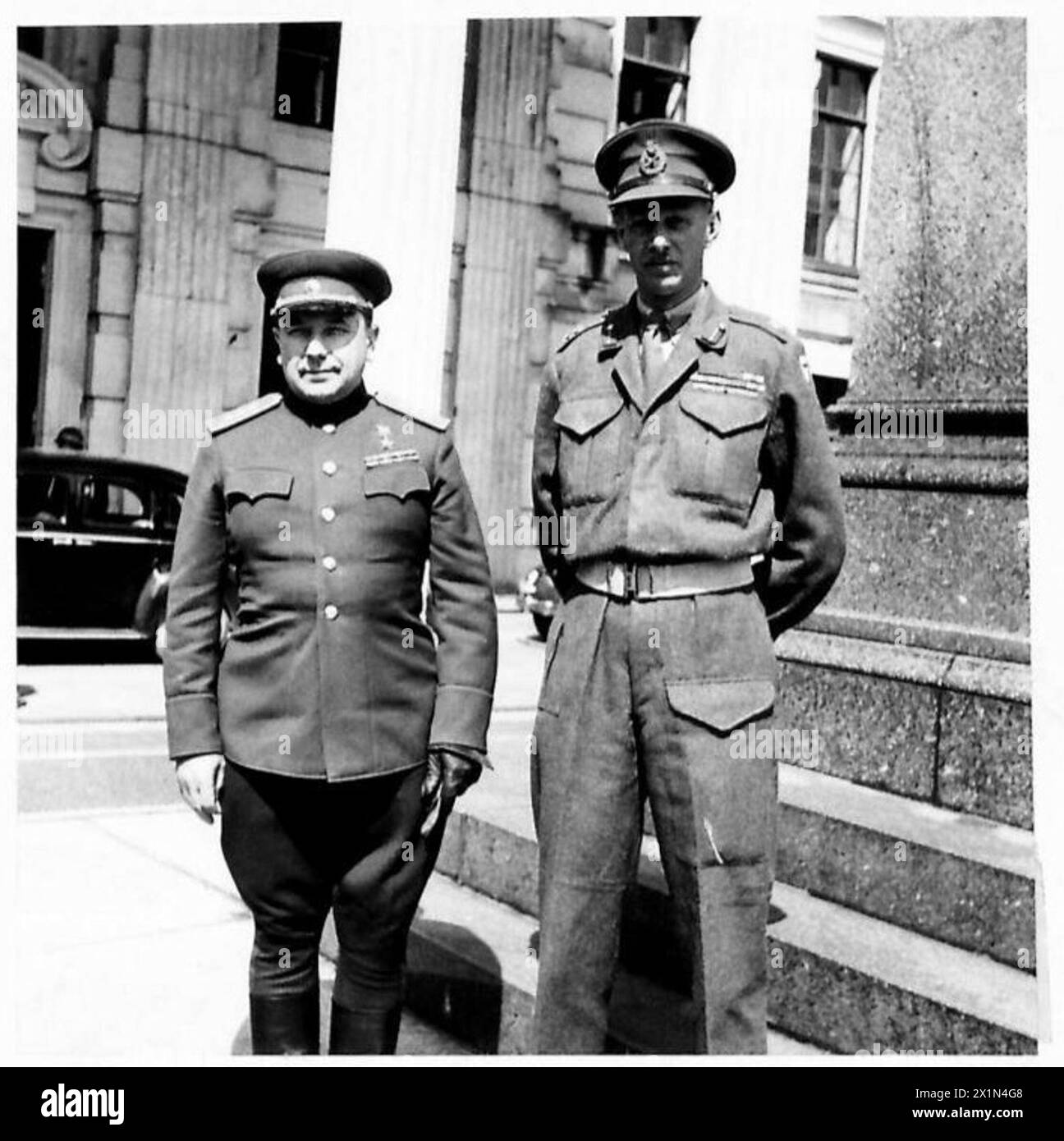 Il generale Sir Miles C. Dempsey della 2a Armata britannica incontra il generale Grishin dell'Armata Sovietica durante una conferenza nell'Europa nordoccidentale nel 1945. La riunione riflette la cooperazione alleata nelle fasi finali della seconda guerra mondiale Foto Stock