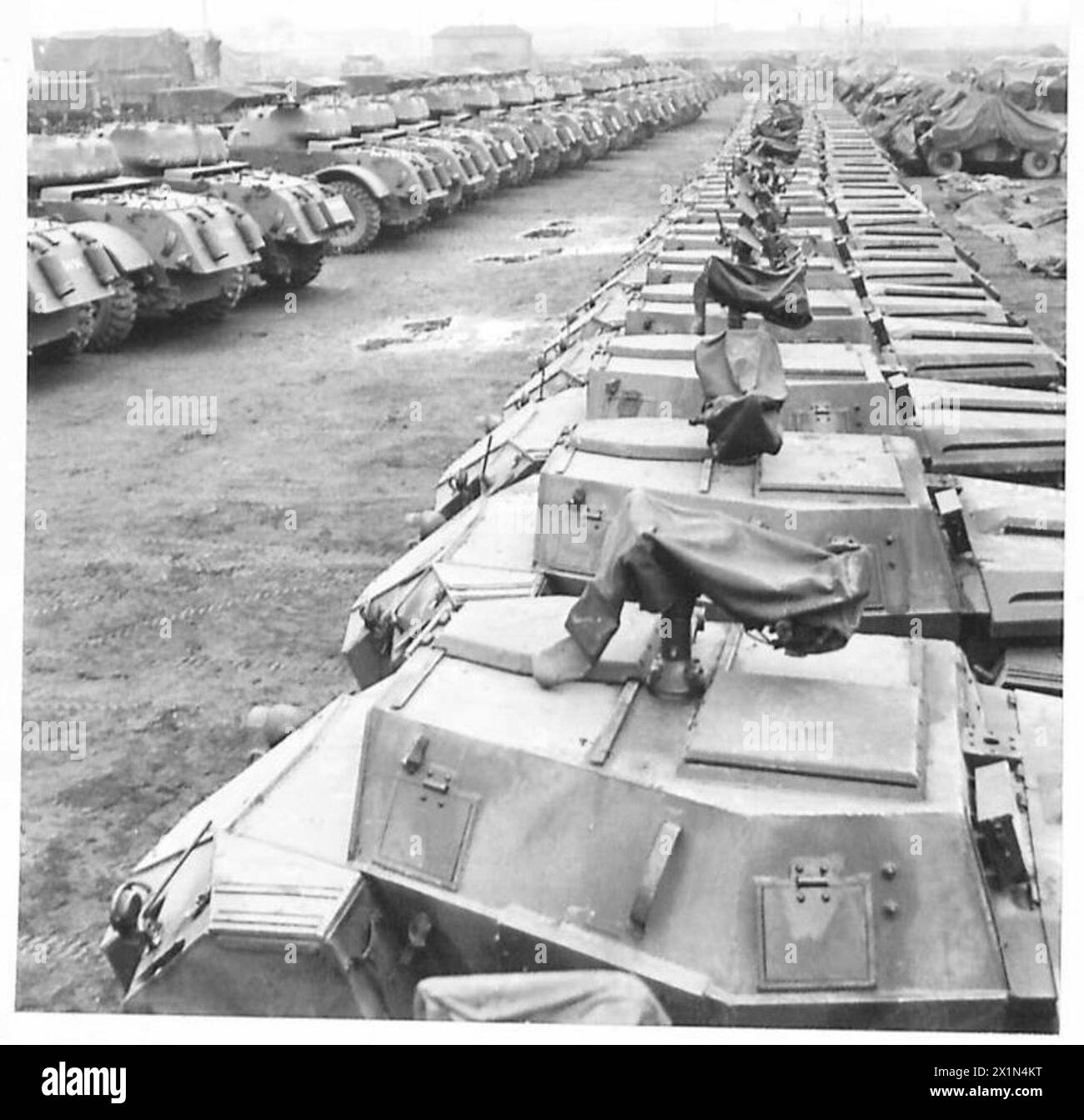 Le auto da ricognizione Humber e i veicoli Staghound AC 37 mm furono parcheggiati in un deposito di ordigni dell'esercito britannico in Inghilterra come parte dei preparativi per il secondo fronte. Foto Stock