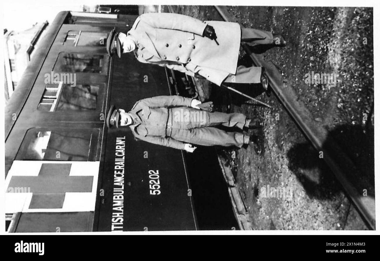 LT-col J.R. Sedgefield e Maj R.M.M. Lamb si trovano accanto alla British Ambulance Railcar No.1 alla stazione di Renaix, utilizzata per il trasporto di personale ferito. Foto Stock