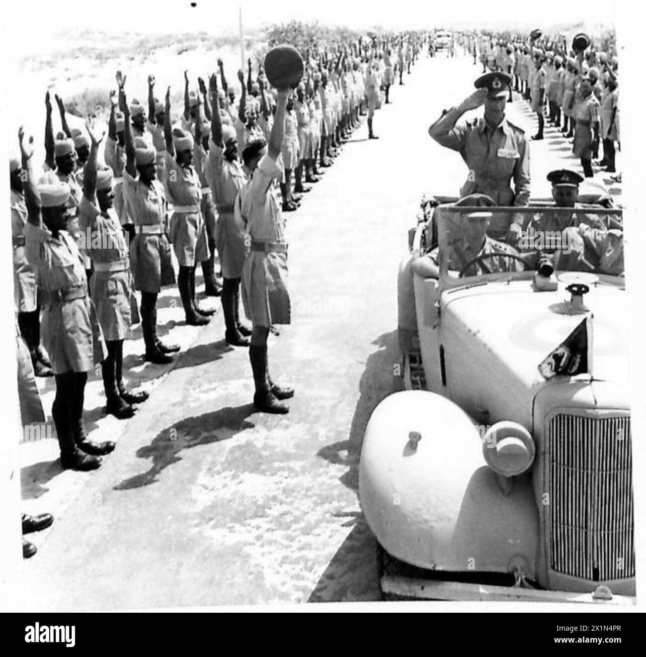 Sua Maestà visita il Punjab Regiment, parte dell'Ottava Armata britannica, osservando i soldati e le attività del reggimento. Foto Stock