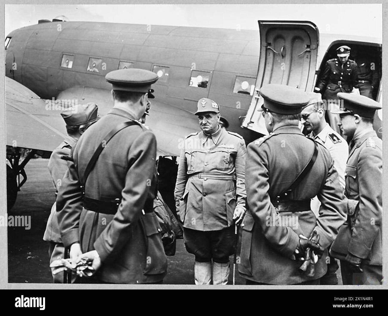 Due generali italiani catturati, incluso il generale Belletti, sono ricevuti dai rappresentanti del War Office nel sud dell'Inghilterra dopo essere arrivati con aerei statunitensi nel 1943. Foto Stock
