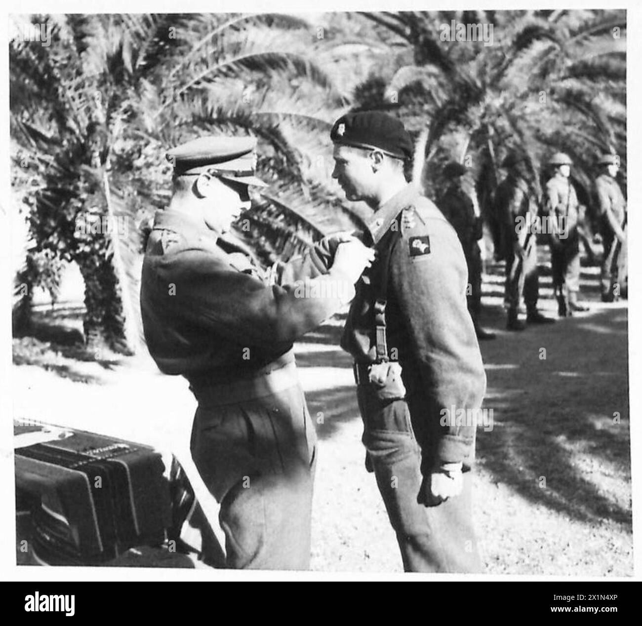L'ESERCITO BRITANNICO NELLA CAMPAGNA DI TUNISIA, NOVEMBRE 1942-MAGGIO 1943 - il generale Anderson decora il colonnello R. A. Hull del 17th/21st Lancers con il DSO. Le prime decorazioni ad essere assegnate per la galanteria sul campo durante la campagna di Tunisia sono state presentate agli ufficiali e alle truppe della prima Armata britannica dal generale Kenneth Anderson, comandante dell'esercito, presso il V Corps Signals Training Centre di Souk el Khemis, 15 gennaio 1943, British Army, British Army, 1st Army, British Army, V Corps, British Army, 17th/21st Lancers, Anderson, Kenneth Arthur Noel Foto Stock