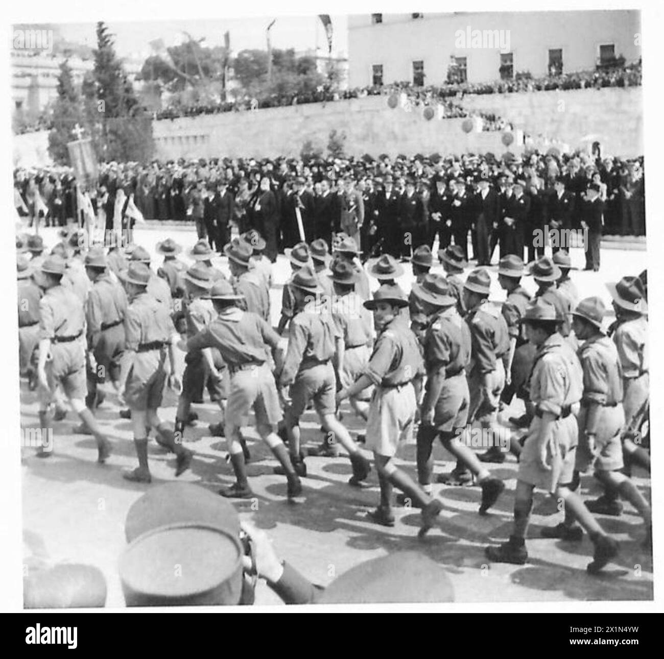 I boy scout guidano il passato di marcia durante le celebrazioni del giorno dell'indipendenza della Grecia, osservate dal personale dell'esercito britannico. Foto Stock