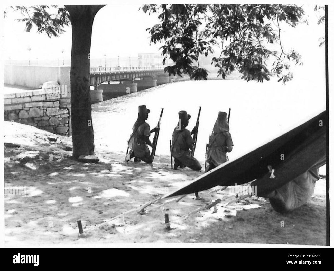 I soldati dell'esercito britannico sono di guardia sulle rive del Nilo al Cairo, supervisionando ponti e fiumi per mantenere la sicurezza e il controllo. Foto Stock