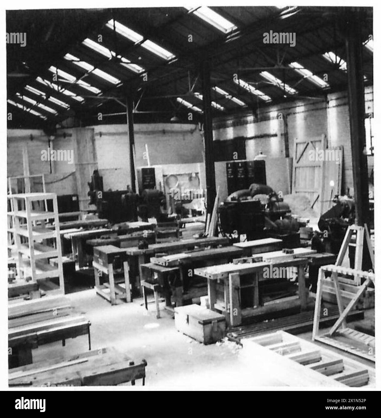 I carpentieri lavorano in officine di base avanzate britanniche e canadesi che costruiscono e riparano attrezzature militari durante la seconda guerra mondiale Foto Stock