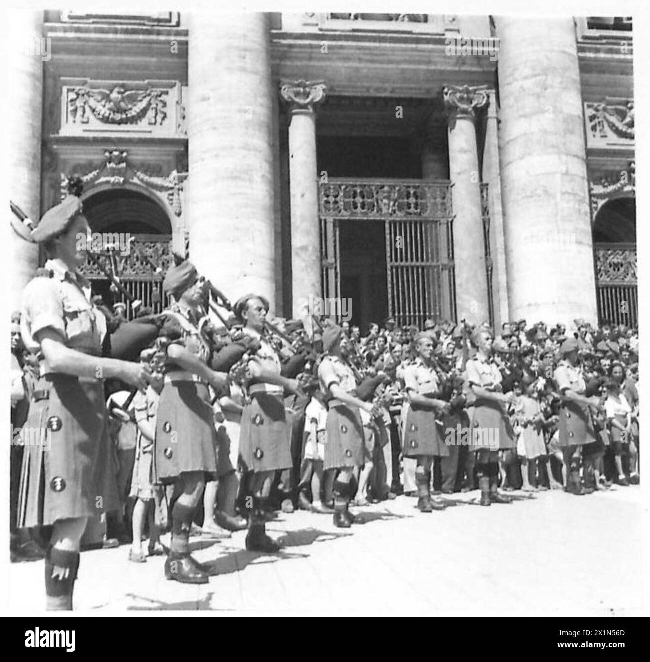 La banda di pipe massed della Brigata irlandese si esibisce in una piazza di fronte alla chiesa di San Pietro durante una parata a Roma, rappresentando la tradizione cerimoniale all'interno dell'esercito britannico. Foto Stock