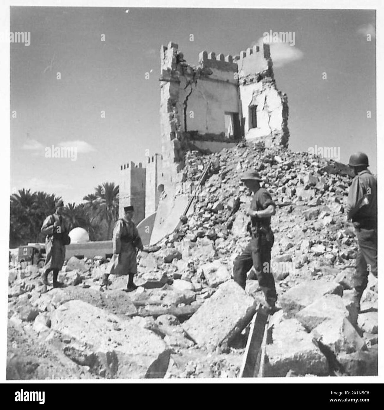 Edifici a Gafsa che mostrano danni da bombardamenti durante le operazioni dell'esercito britannico contro le forze avversarie. Foto Stock