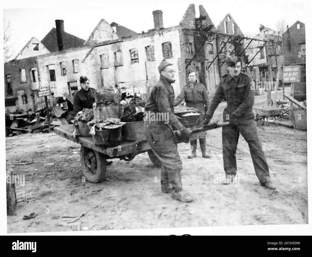 Il personale dell'esercito trasporta il metallo recuperato per caricarlo sul trasporto ferroviario, British Army. Foto Stock