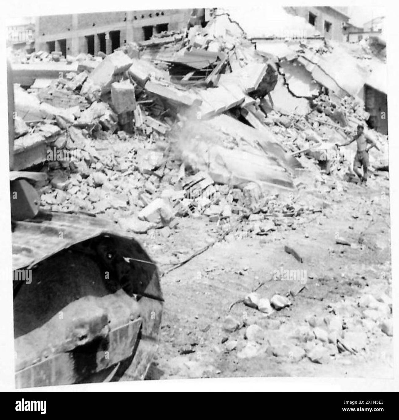 I bulldozer dell'Ottava Armata liberano i detriti sulla banchina di Ancona all'arrivo dei negozi navali, illustrando la logistica e le operazioni portuali. Foto Stock