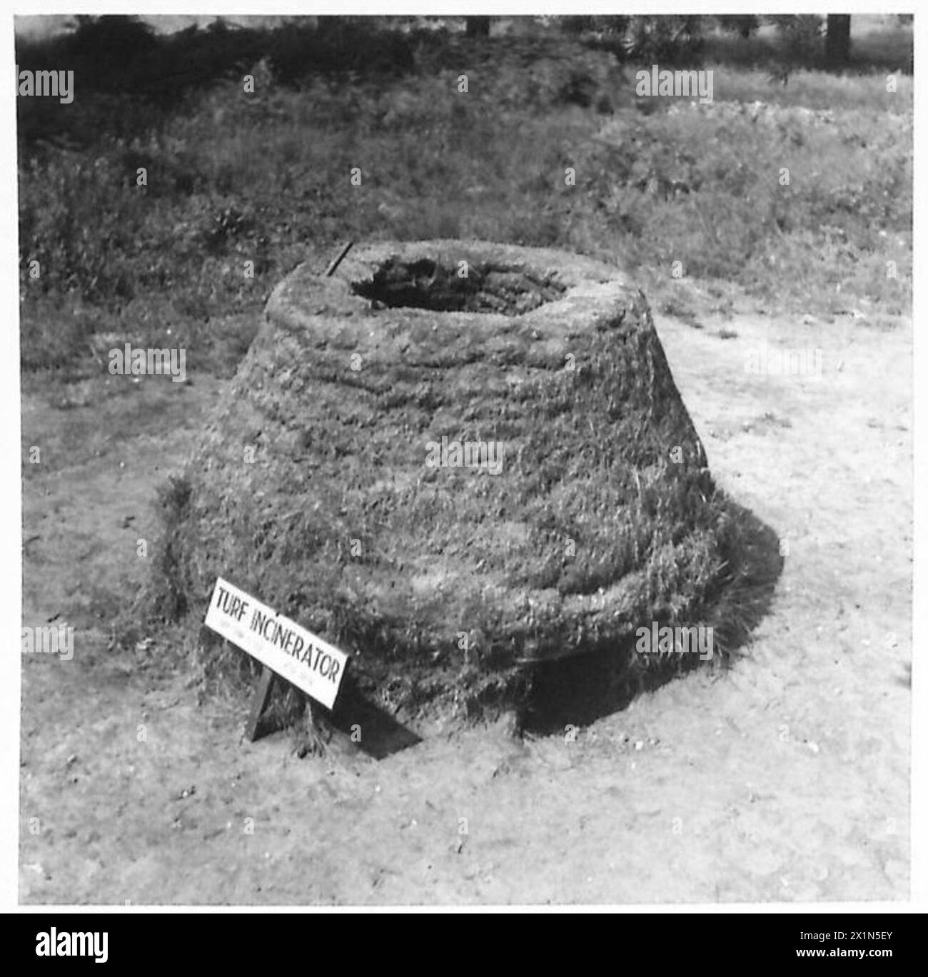 Un inceneritore per tappeti erbosi viene utilizzato presso l'Army School of Hygiene per la combustione controllata di materiali di scarto, British Army. Foto Stock