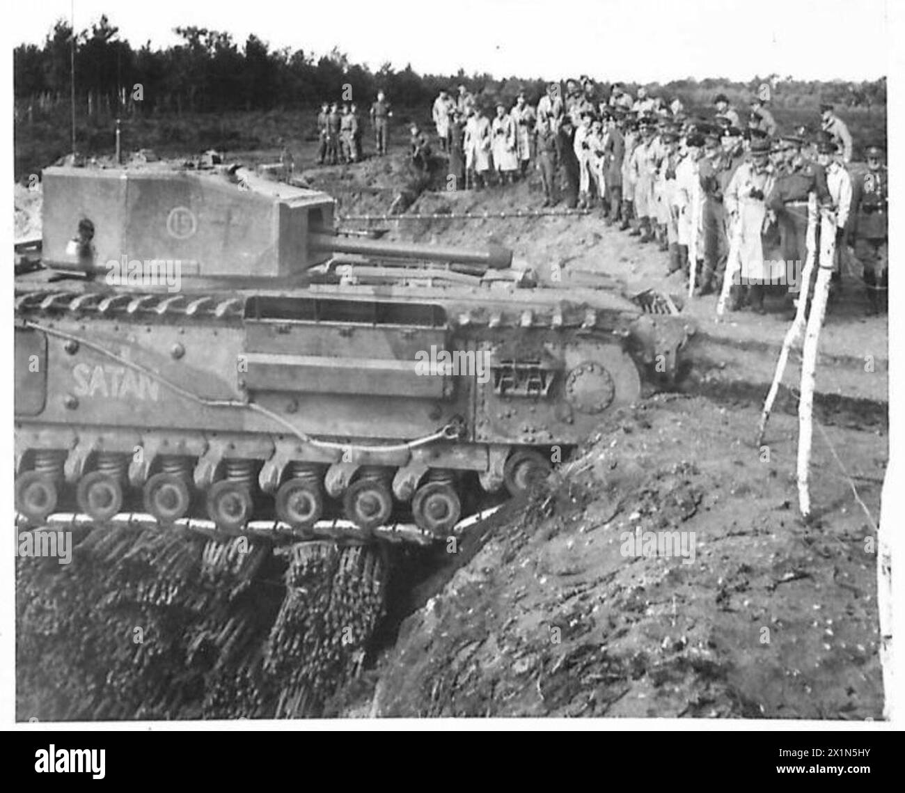 Sir James Grigg, Segretario di Stato per la Guerra, osserva gli ufficiali e le truppe dell'esercito britannico mentre un carro armato Churchill negozia una trappola per carri armati. Foto Stock