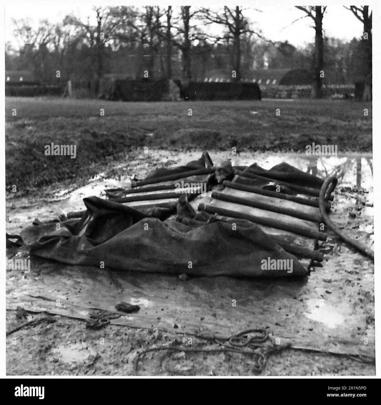 Il personale dell'esercito britannico riempie un serbatoio di benzina portatile da 2.500 litri come parte delle operazioni di rifornimento di carburante sul campo. Foto Stock