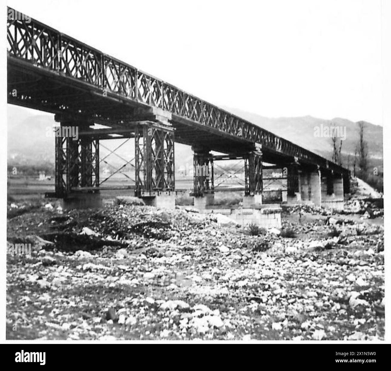 Le inondazioni autunnali in Italia hanno danneggiato la Route 623 e il ponte Mundorff. Il Flambo Bridge, una struttura in acciaio prefabbricata simile al ponte Bailey, fu installato come sostituto temporaneo sotto la supervisione italiana, British Army. Foto Stock