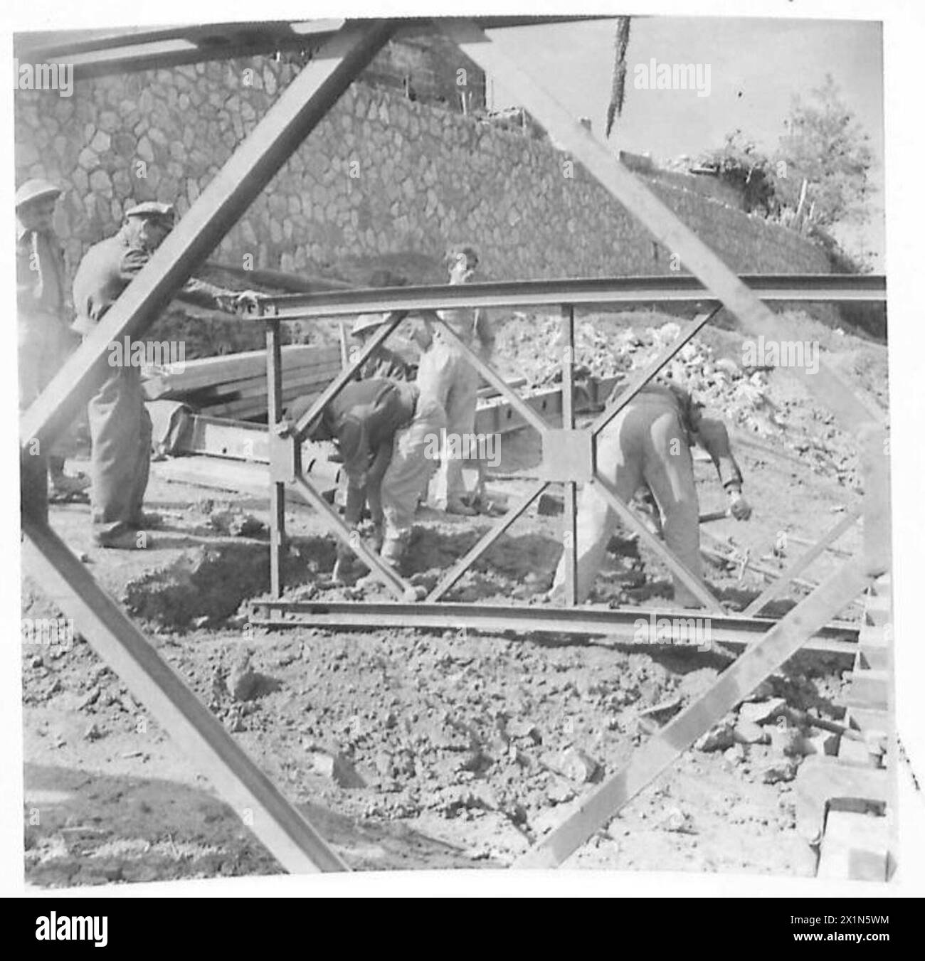 I Royal Engineers scavano la riva in pendenza del fiume Volturno per posizionare un ponte per le operazioni della Quinta Armata, Italia, British Army. Foto Stock