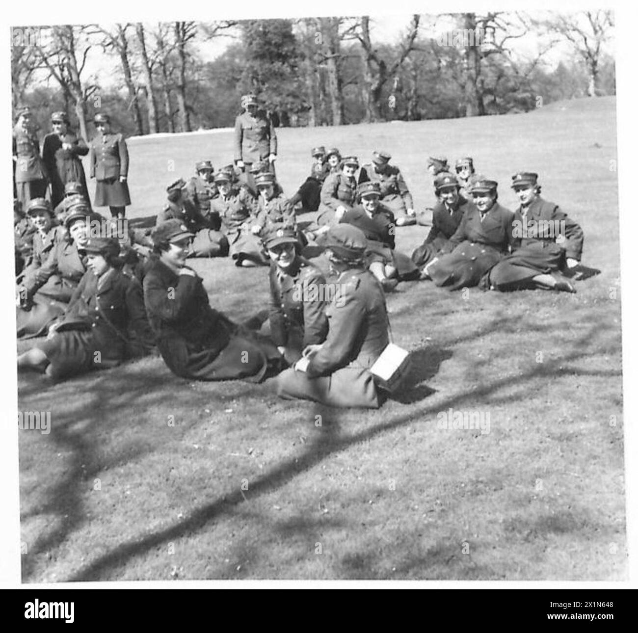 I membri dell'Auxiliary Territorial Service si riposano durante l'addestramento per mantenere l'efficienza, British Army. Foto Stock