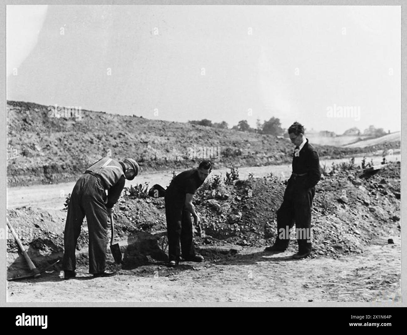 Un sito archeologico pre-romano scoperto in un nuovo campo d'aviazione della RAF, con il signor Grimes che supervisionò i lavori di scavo sull'antico campo nel 1944. Foto Stock