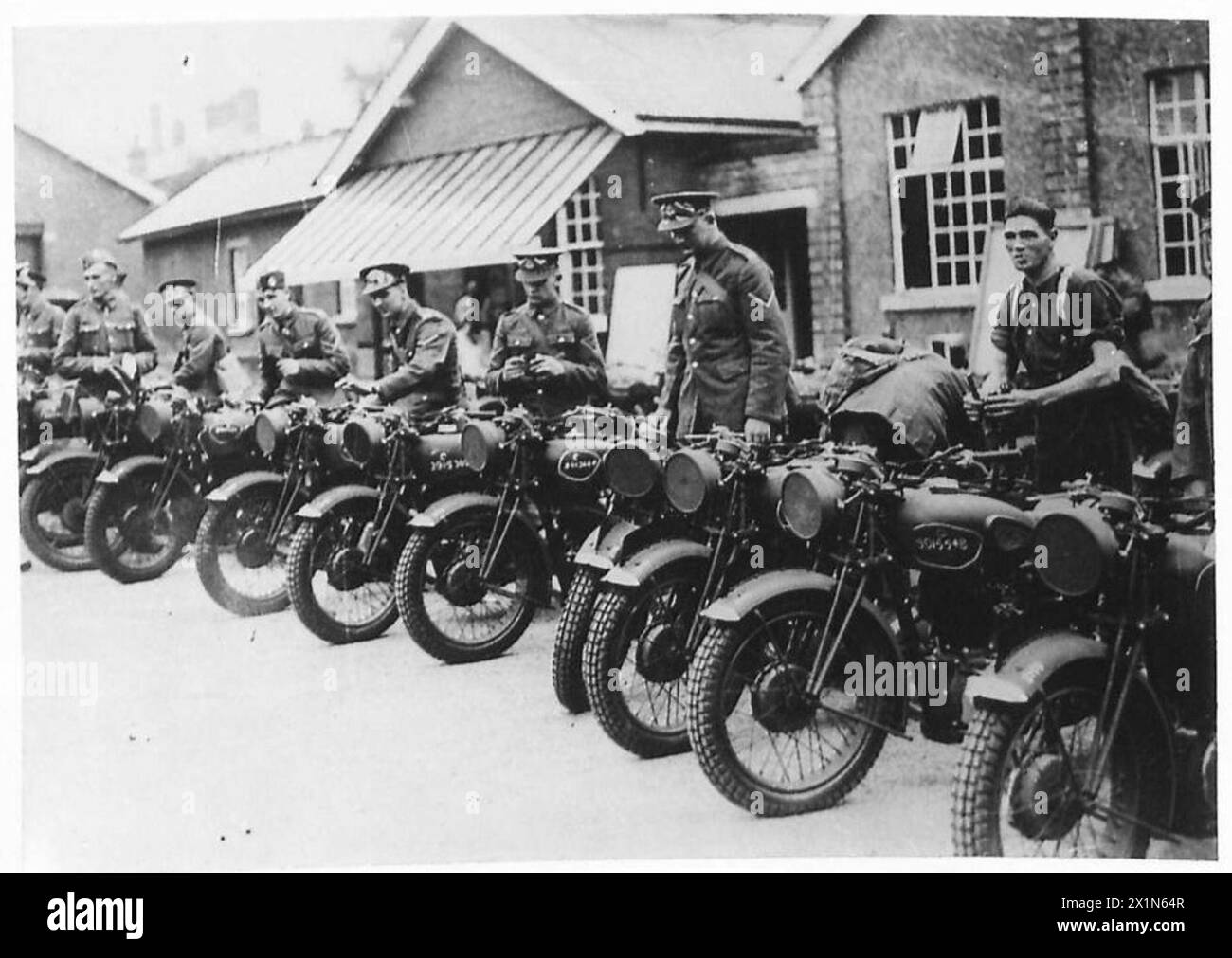 La polizia militare si allena con motociclette ad Aldershot, praticando manovre, pattuglia e procedure operative, British Army. Foto Stock