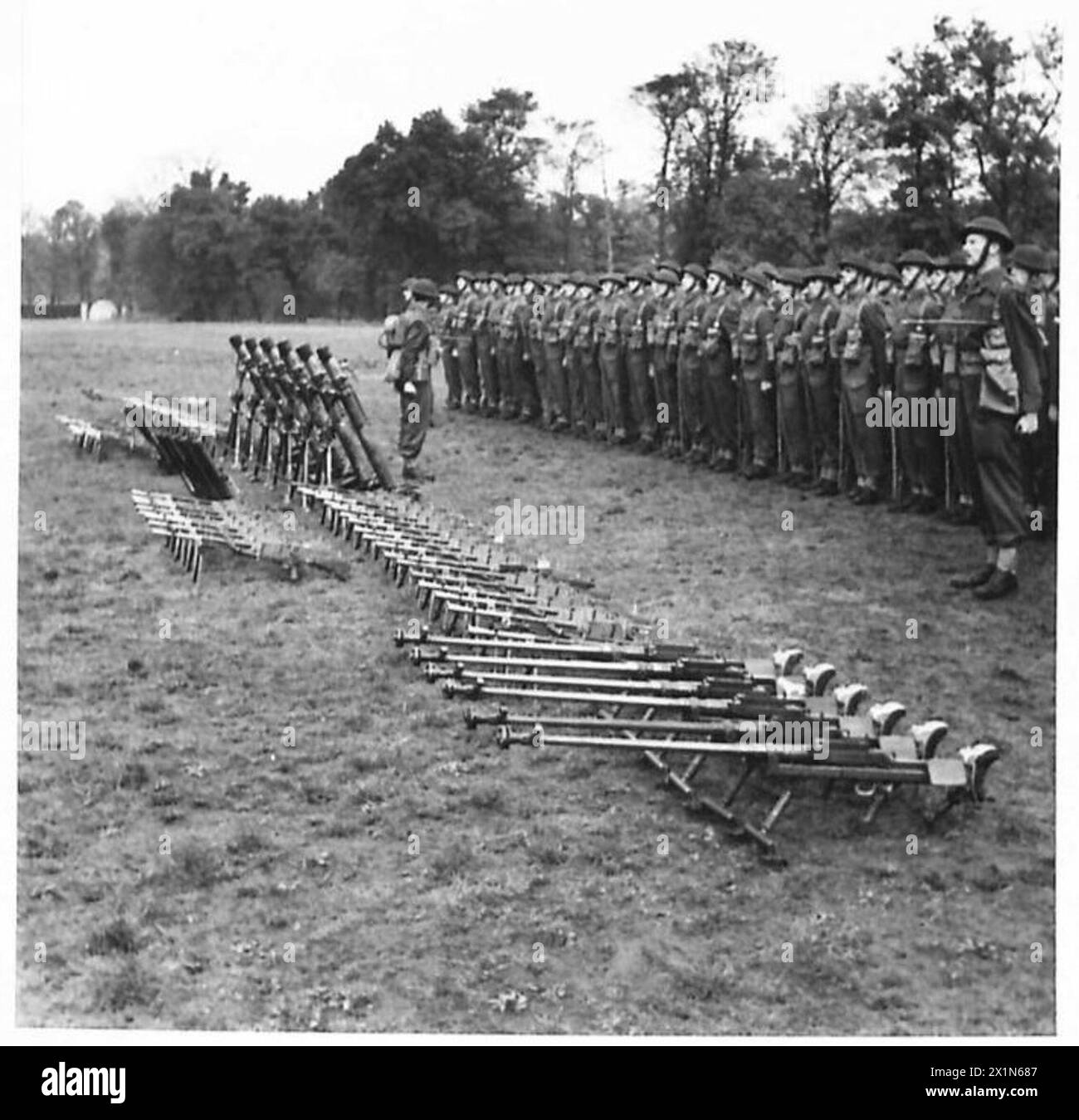 Un battaglione delle Scots Guards espone armi e mortai da 3 pollici posizionati di fronte all'unità durante le ispezioni dell'esercito britannico. Foto Stock
