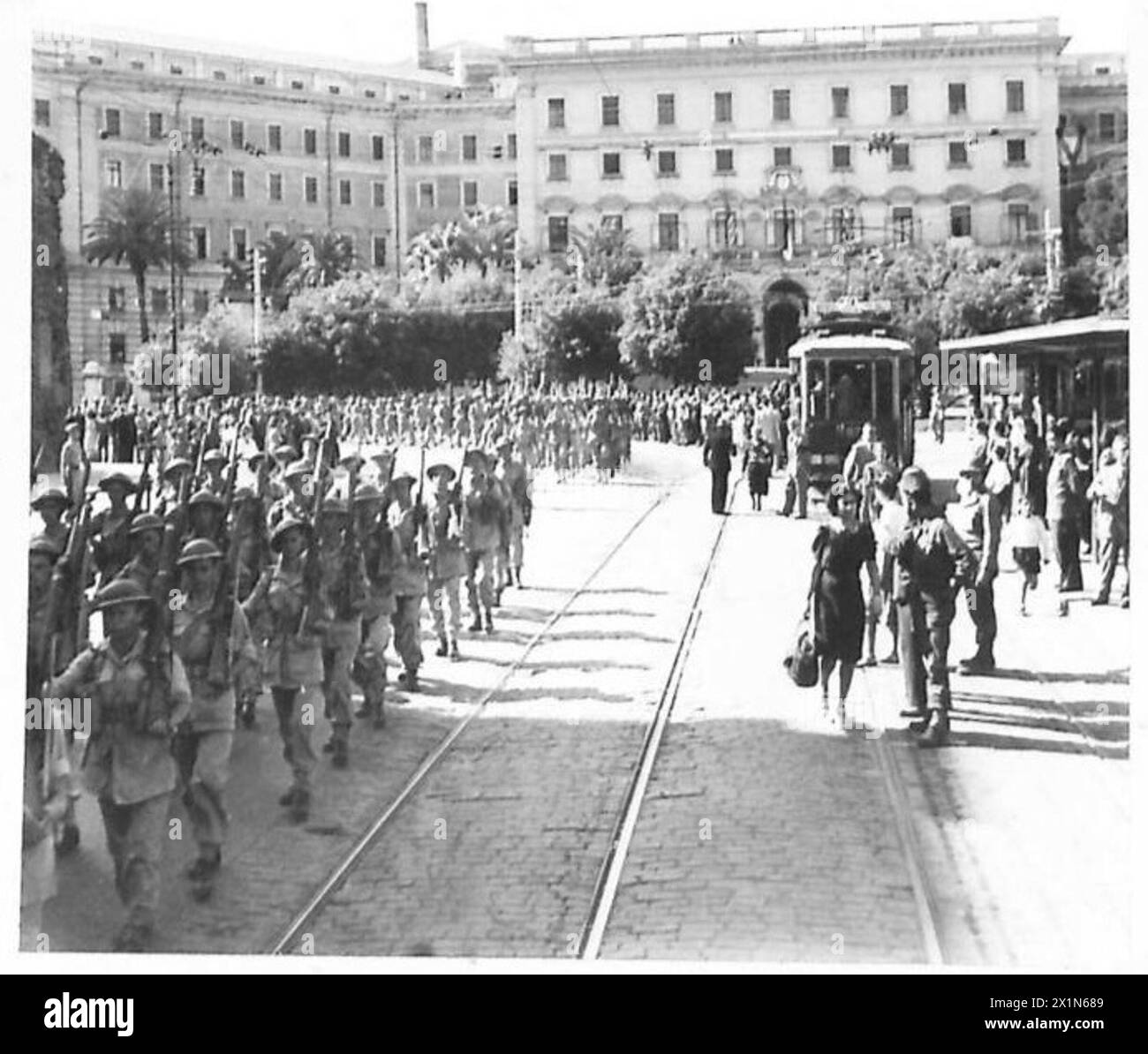 Gli uomini del i Battaglione, reggimento del Duca di Wellington, marciano a Roma guidati da una banda di pipe miste durante le campagne dell'esercito britannico in Nord Africa, Sicilia, Italia, Balcani e Austria, 1942-1946. Foto Stock