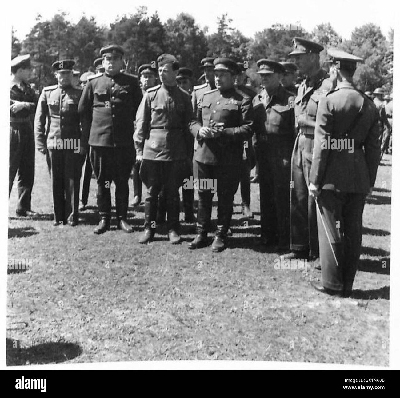 Il generale Dempsey, comandante in capo della 2a Armata britannica, conduce i generali russi in un tour delle corazzate della 2a Armata, spiegando carri armati e veicoli corazzati durante la seconda guerra mondiale. Foto Stock