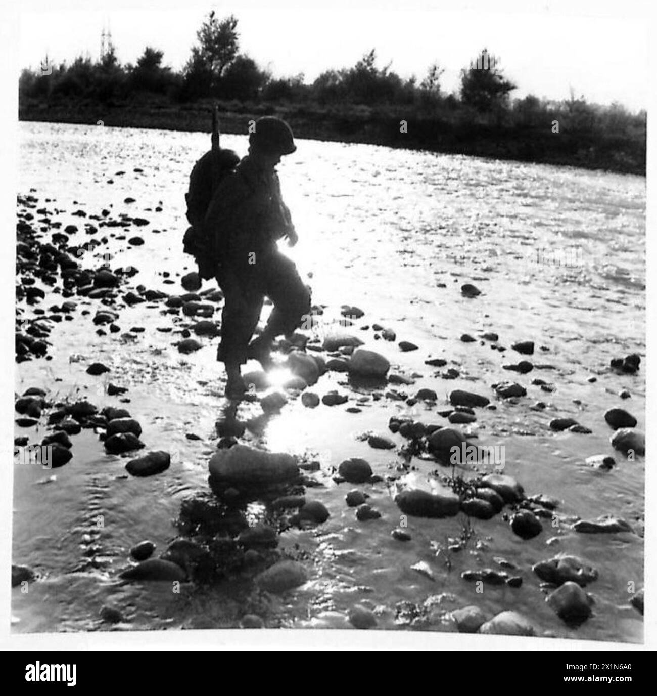 La fanteria attraversò un fiume durante le operazioni sul fronte americano della Quinta Armata in Italia. Foto Stock