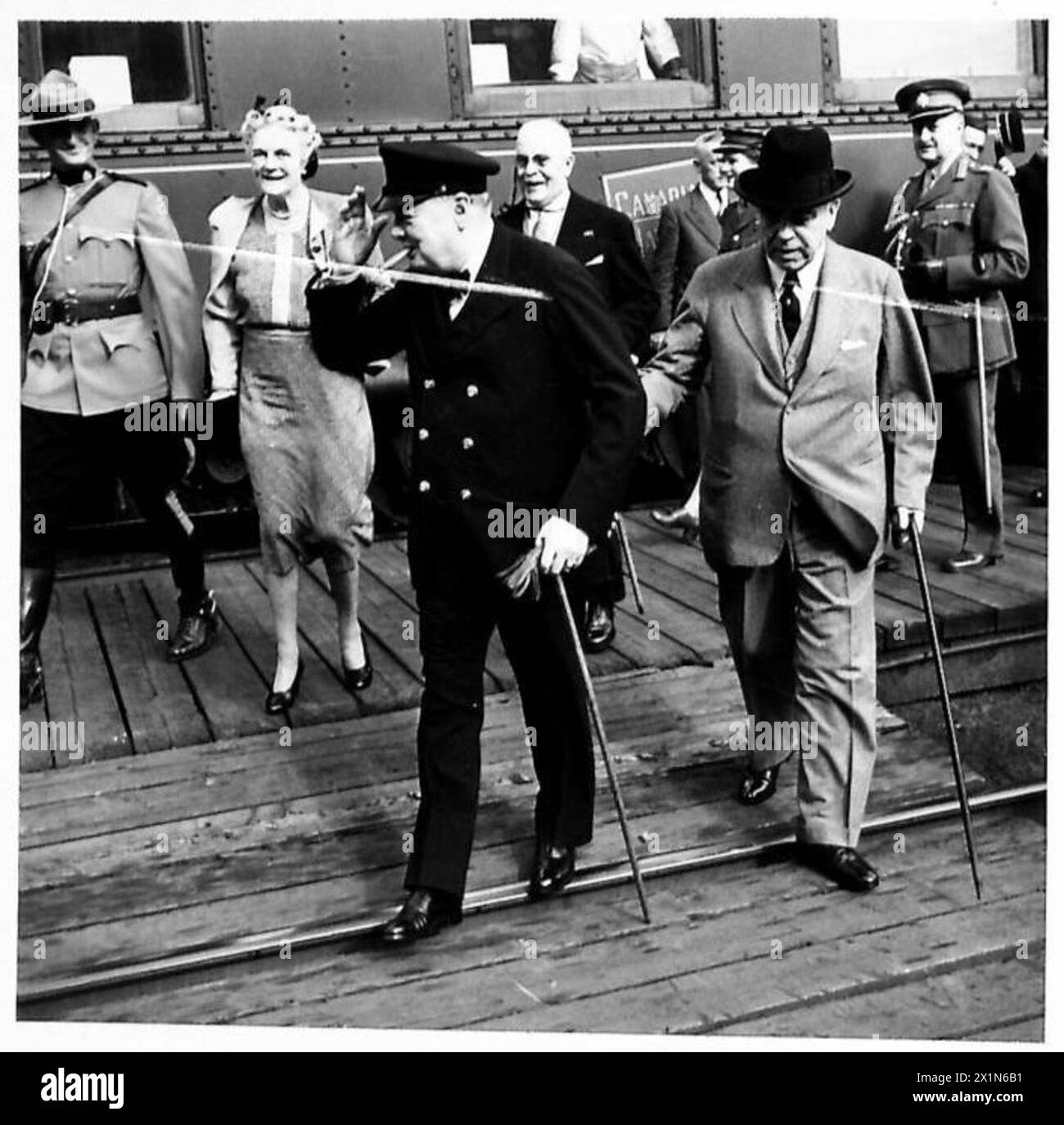 Il signor Winston Churchill si scontra con una piccola folla durante il suo arrivo in Canada, documentando la visita ufficiale e il ricevimento pubblico. Foto Stock