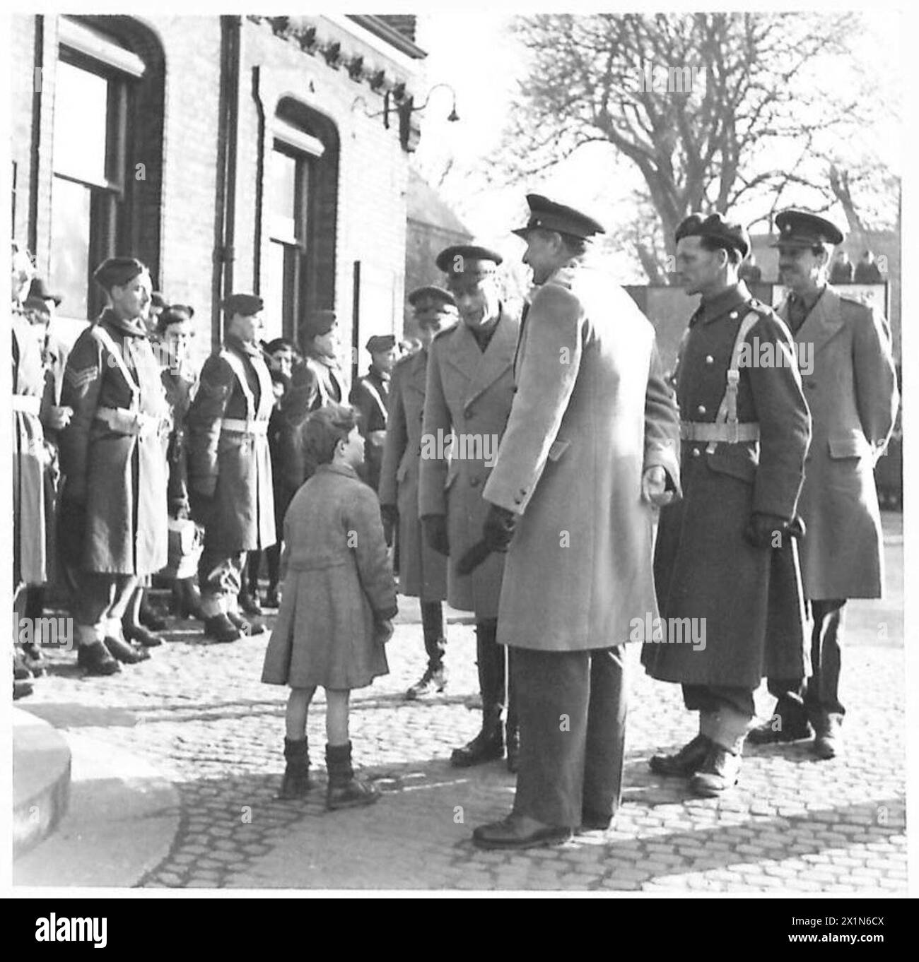 H.M. IL RE VISITA LE TRUPPE DI INVASIONE - sua Maestà incontra il Maestro Robert Erskine, figlio del maggiore generale G.W.E.J. Erskine, CB., DSO., prima di lasciare King's Lynn Station, British Army Foto Stock