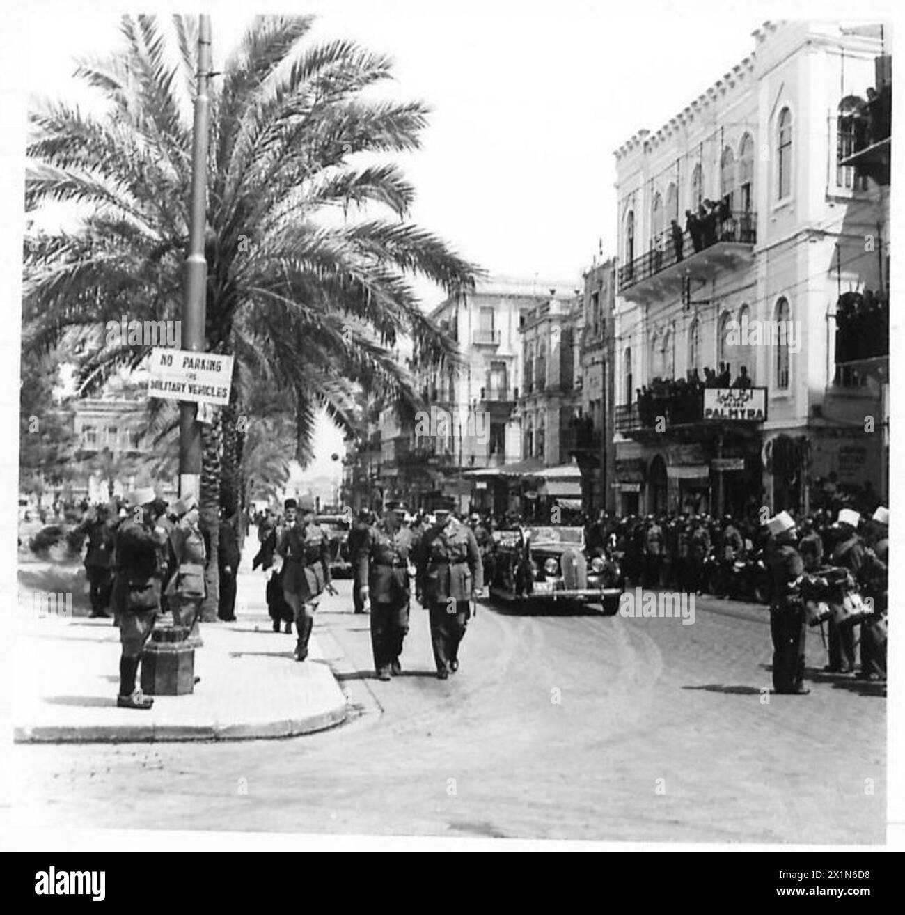 PRESENTAZIONE DELLE DECORAZIONI DI G.O.C. 9TH ARMY - arrivo dei generali Wilson e Catroux in Place des Cannons a Beirut, British Army Foto Stock