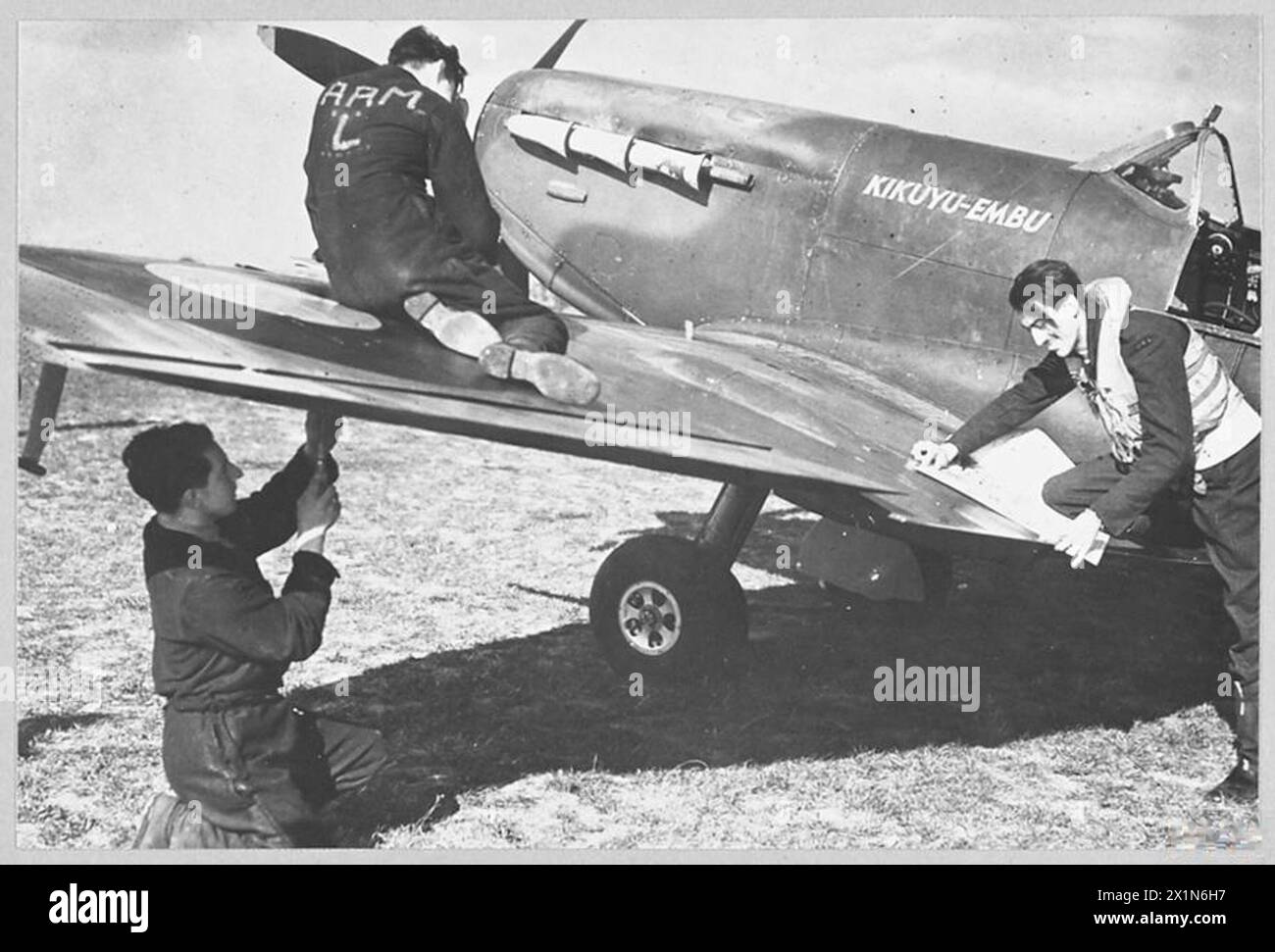 SPITFIRE DONATO DAI CAPI DEL KENYA IN FUNZIONE CON R.A.F. - 7678. Pilota e equipaggio di terra con il "Kikuyu-Embu" presso una stazione di caccia R.A.F. [pilota - sergente Bunte della Florida], Royal Air Force Foto Stock