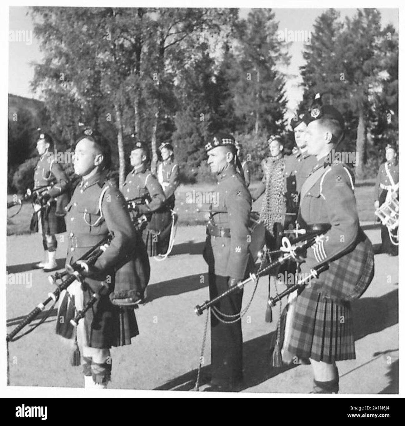 Il Sergente maggiore del reggimento ispeziona una parata di bande di tubi del battaglione, British Army. Foto Stock