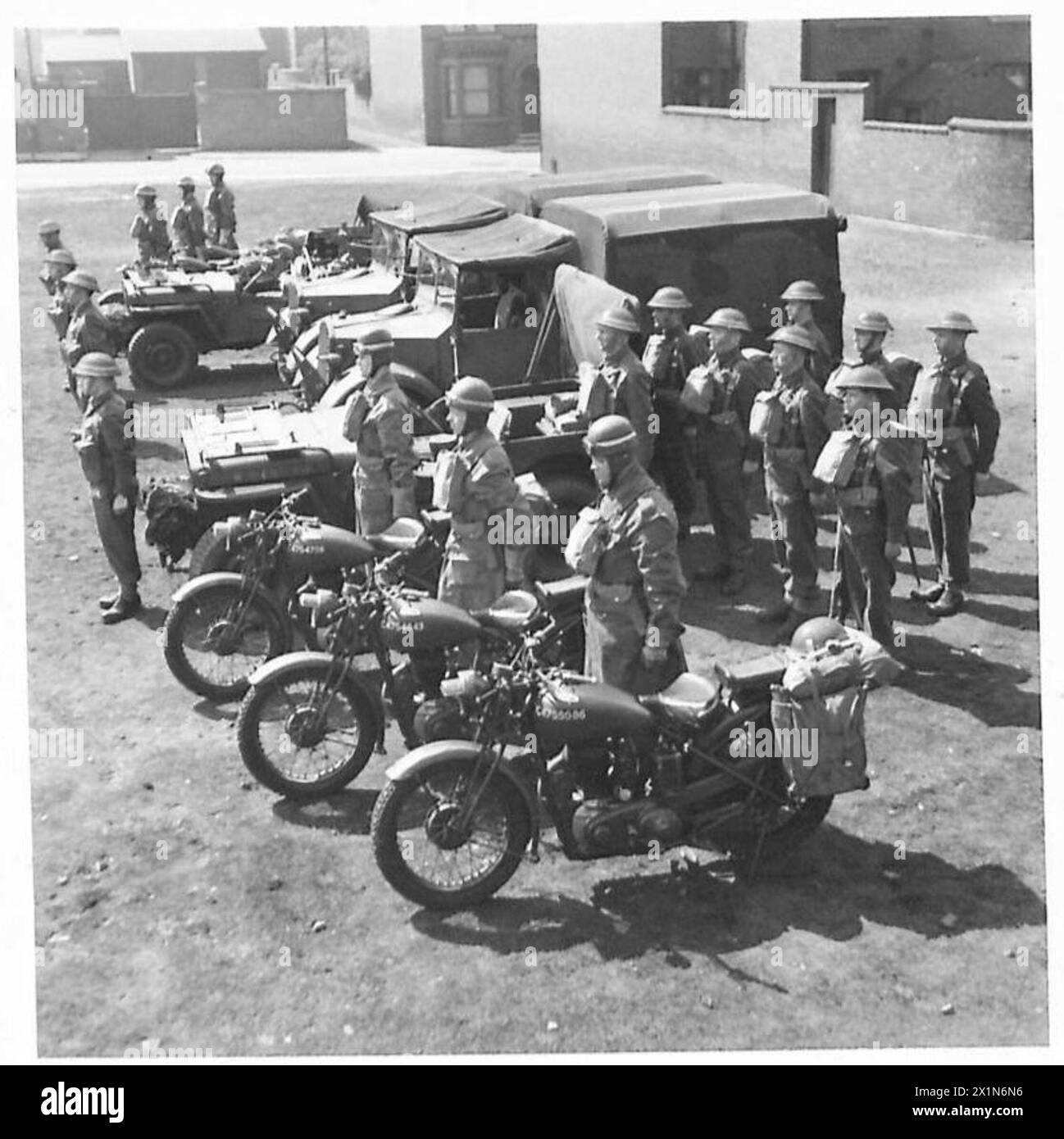 Il corpo di polizia militare sfilò con motocicli e veicoli, dimostrando organizzazione e disciplina durante le operazioni dell'esercito britannico. Foto Stock
