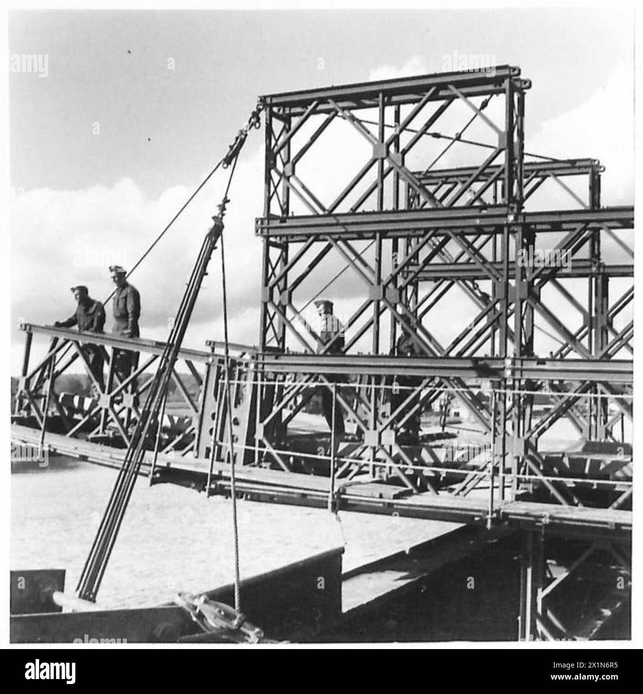 L'esercito britannico costruisce un ponte Bailey, un ponte portatile in acciaio utilizzato per le operazioni militari. Foto Stock