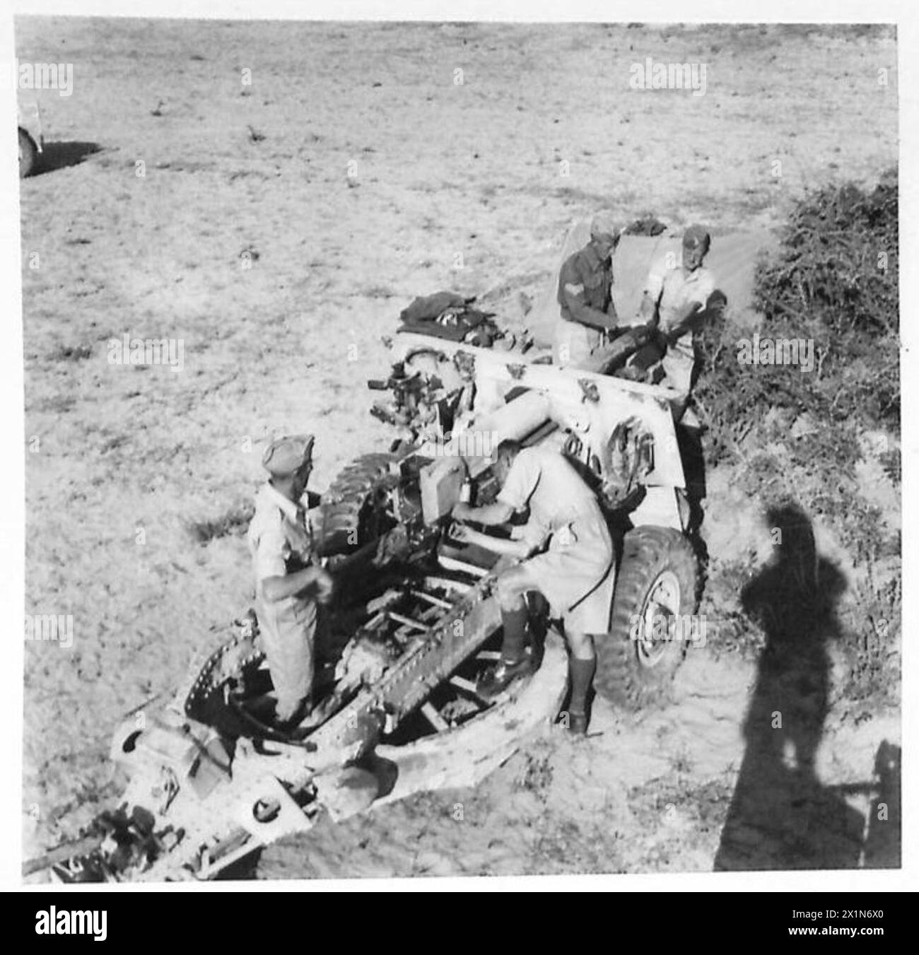 Il personale dell'Eighth Army eseguì la manutenzione di un cannone da 25 libbre che sparò 642 colpi durante un bombardamento di tre ore delle difese di Mareth. Foto Stock