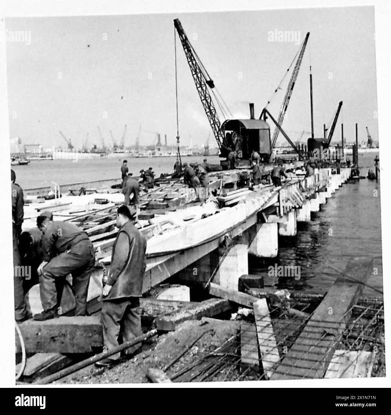 Il molo principale del Port Construction Depot n. 1, Marchwood, Southampton, è in costruzione, British Army. Foto Stock