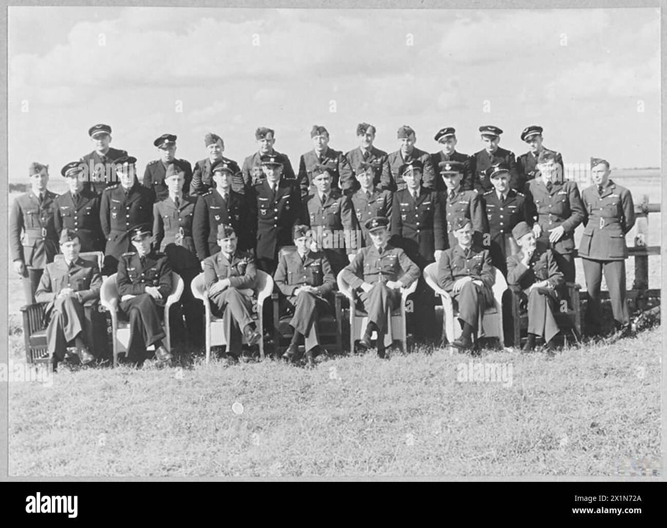 Ritratto formale di gruppo dei piloti della RAF e della Cecoslovacchia del No. 312 Squadron a Duxford, scattato durante la Battaglia d'Inghilterra nel settembre 1940, Royal Air Force. Foto Stock