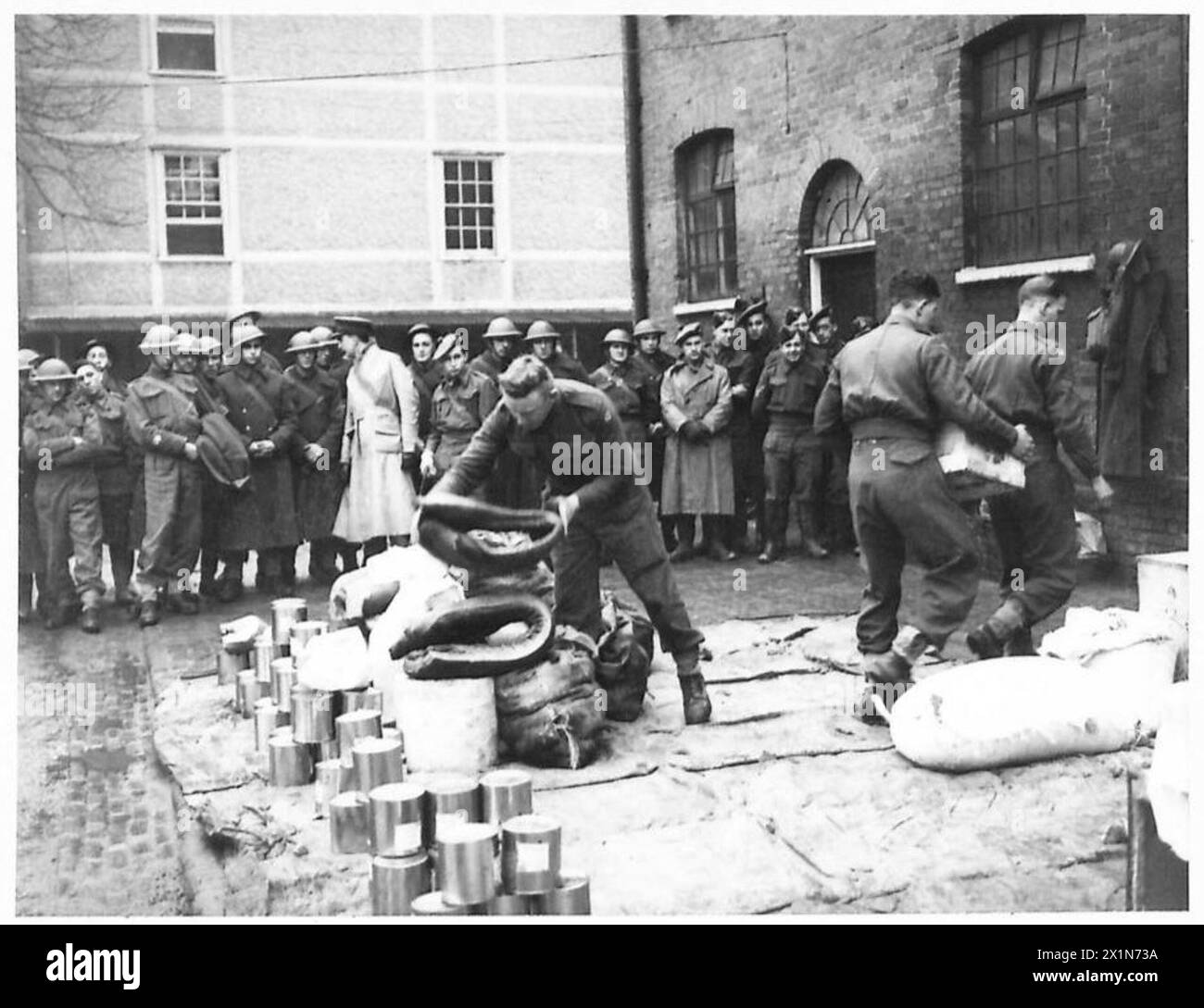 Le spedizioni di razioni dell'esercito sono preparate e confezionate per essere dispiegate alle unità, British Army. Foto Stock