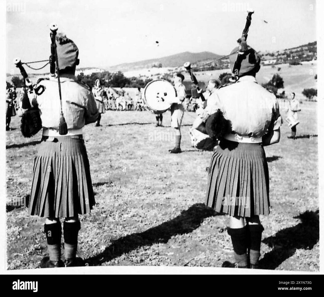 Pipe e tamburi della 38th Irish Infantry Brigade che si esibisce in Nord Africa, British Army. Foto Stock