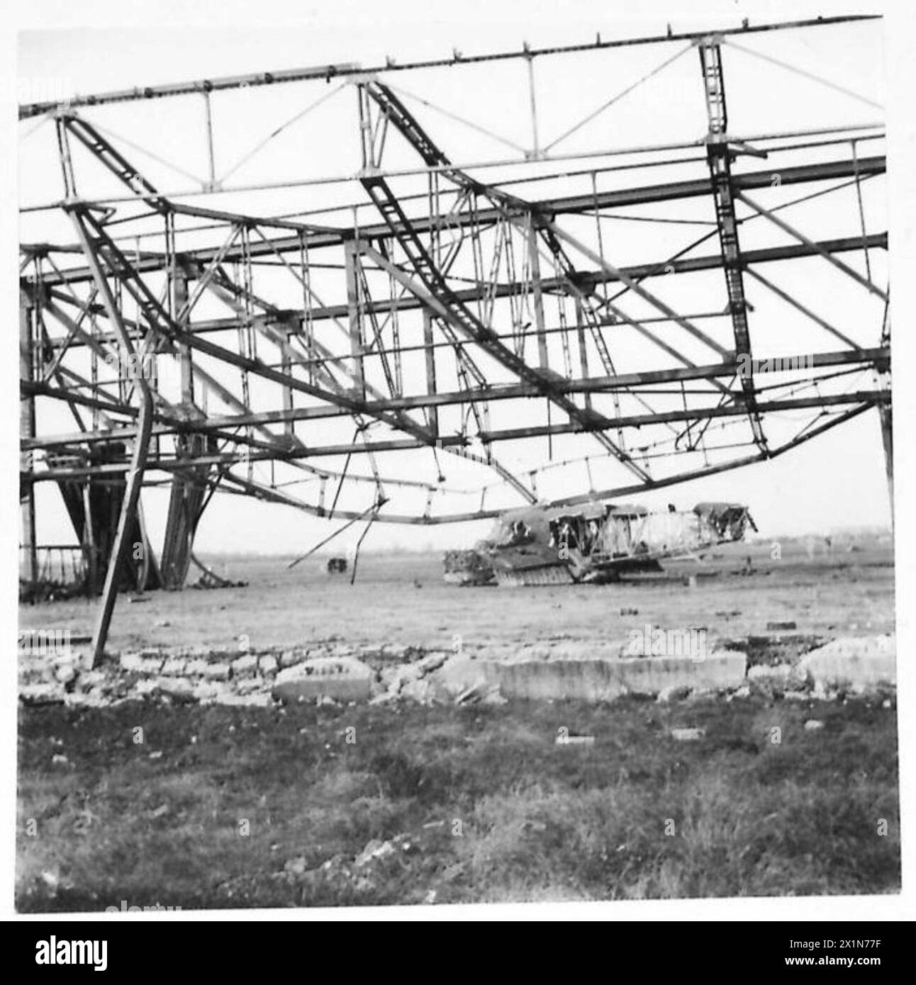I relitti degli hangar e degli aerei nell'area dell'Eighth Army mostrano l'impatto dei bombardamenti delle forze aeree alleate, documentati dall'esercito britannico. Foto Stock