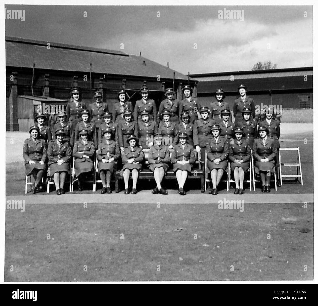 Una fotografia di gruppo raffigurante il personale del Royal Army Service Corps (RASC). L'immagine cattura la presenza collettiva dell'unità, riflettendo il ruolo e l'unità del personale all'interno dell'esercito britannico. Foto Stock