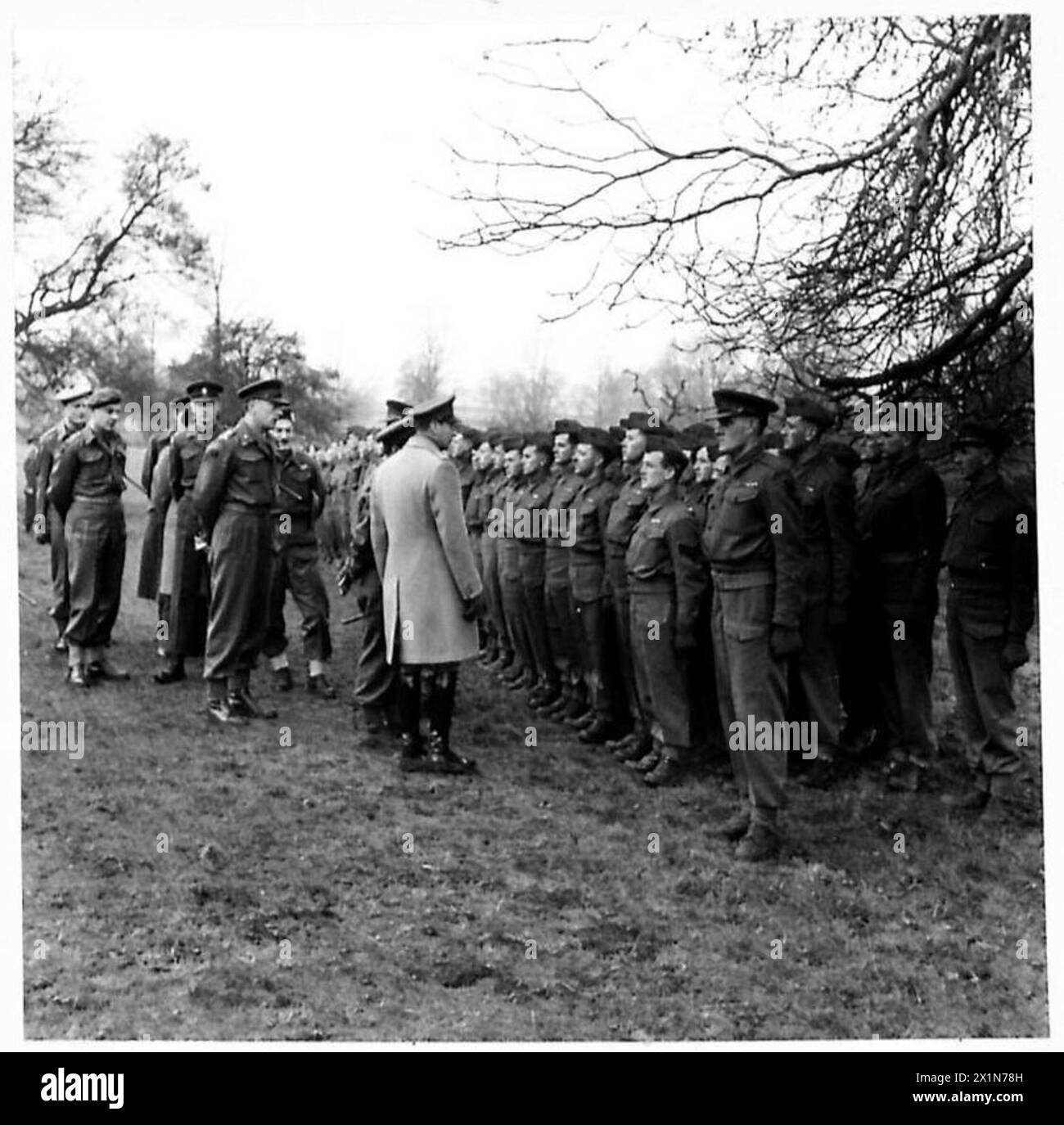 Sua Maestà il Re ispeziona gli ufficiali e i soldati della 151a Brigata durante una visita alle truppe d'invasione dell'esercito britannico. Foto Stock
