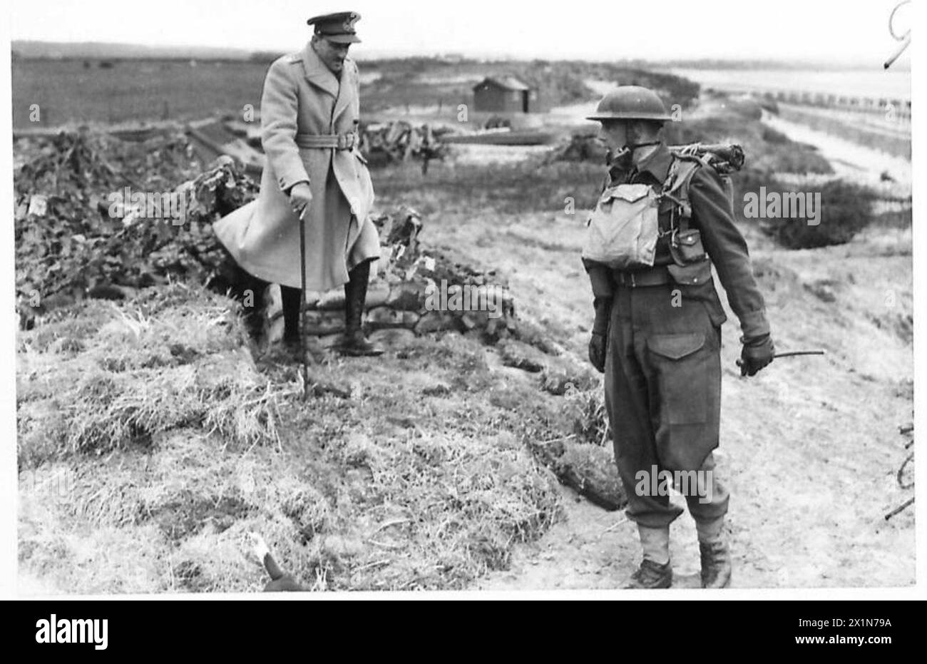 Il comandante in capo ispeziona le difese del Northern Command, lasciando un pozzo mimetico per le armi, British Army. Foto Stock